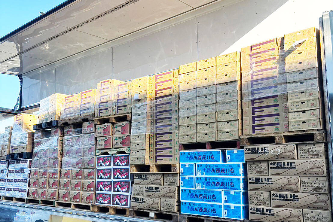 青果物が積み込まれたきのえ運送のウィングトラック